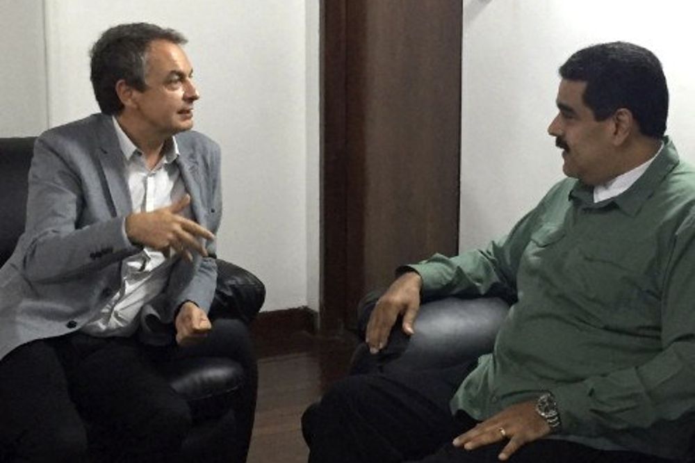 Fotografía facilitada por la canciller de Venezuela, Delcy Rodríguez, en su cuenta de Twitter, del ex jefe de Gobierno de España José Luis Rodríguez Zapatero (i) y el presidente de Venezuela, Nicolás Maduro (d).