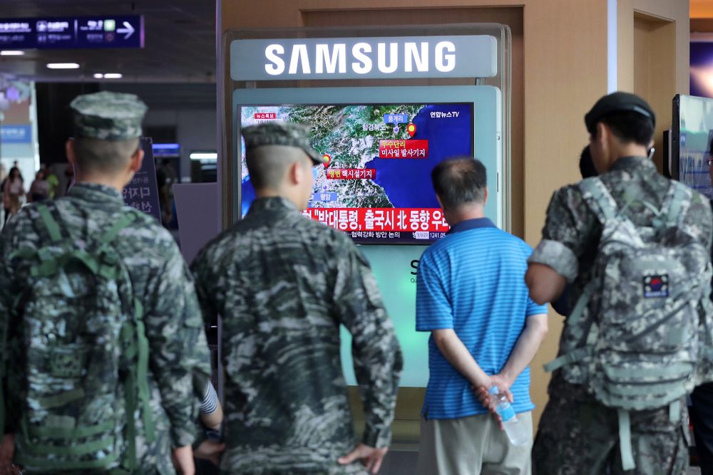 Un grupo de personas observan una transmisión de televisión sobre un movimiento sísmico hoy, viernes 9 de septiembre de 2016, en Corea del Norte, que fue detectado por una estación en Seúl (Corea del Sur). La Organización de Prohibición Total de Pruebas Nucleares (CTBTO, por sus siglas en inglés) confirmó hoy que ha detectado lo que llama una "inusual actividad sísmica" en Corea del Norte, indicativo de una nueva prueba nuclear del régimen comunista de Kim Jong-un.