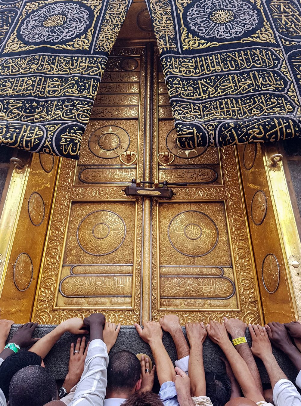 Miles de fieles tocan la puerta dorada conocida como "Kaaba", en la que se encuentra la piedra negra que los musulmanes consideran un pedazo del paraíso, en la mezquita Masjid al-Haram en la ciudad de La Meca.