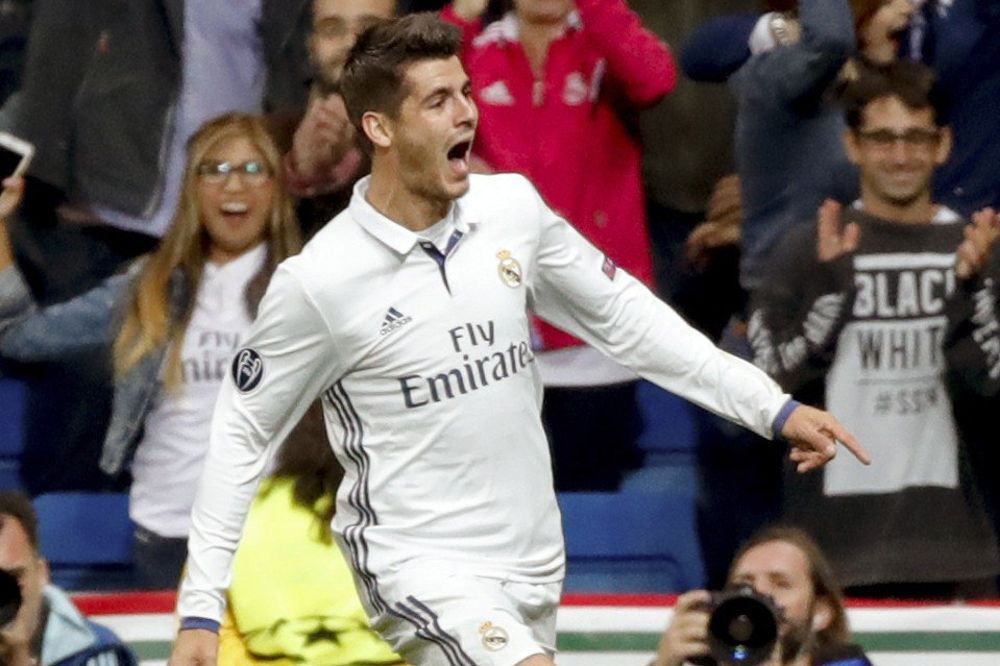 El delantero del Real Madrid, Álvaro Morata, celebra el segundo gol del equipo madridista.