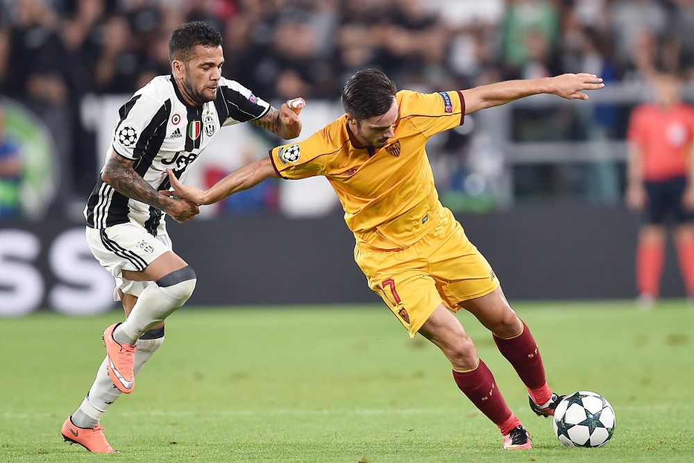 El jugador del Sevilla Pablo Sarabia (d) disputa el balón con Dani Alves (i) del Juventus hoy, miércoles 14 de septiembre de 2016, durante el juego por la Liga de Campeones que se disputa en Turín, Italia.