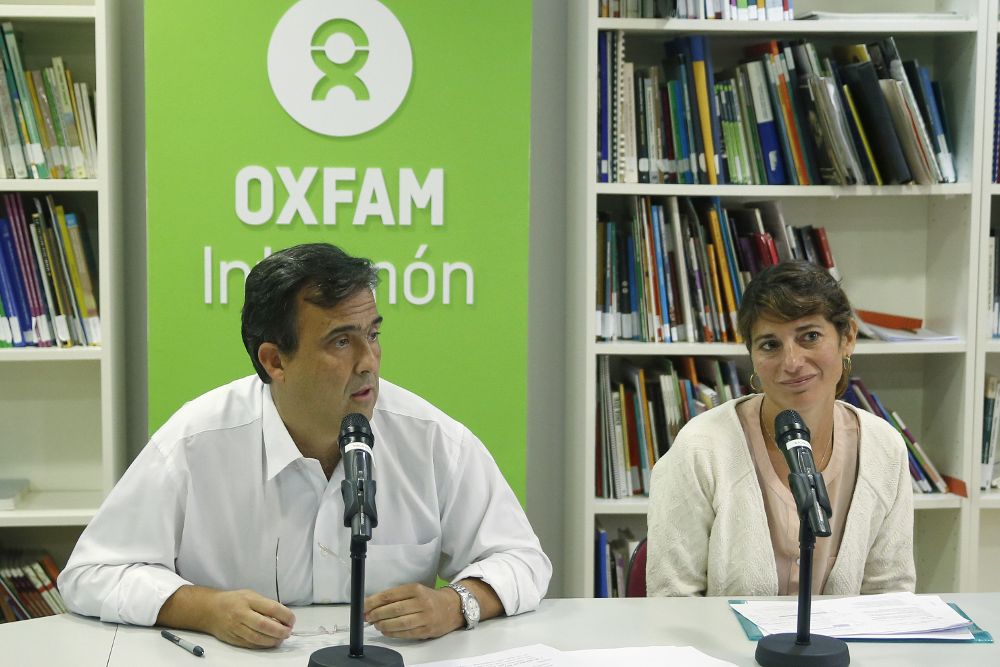 El director general de Oxfam Intermón, José María Vera (i), acompañado por la directora del informe "España suspende en la respuesta a la crisis mundial de desplazados", Paula San Pedro.