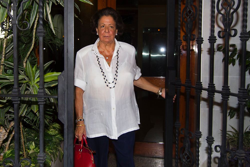 La senadora y exalcaldesa de Valencia Rita Barberá a su salida esta noche de su domicilio en Valencia.
