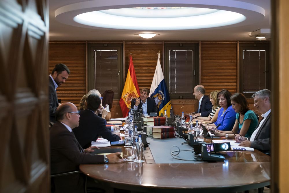 El presidente del Gobierno de Canarias, Fernando Clavijo (c), y el resto de consejeros del ejecutivo regional.