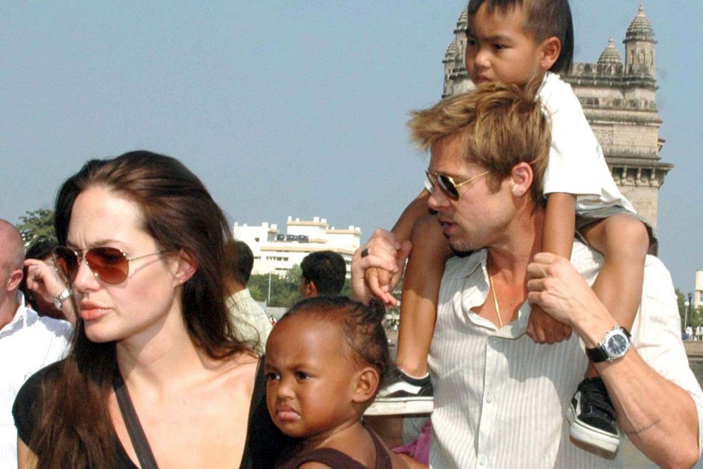 Fotografía de archivo fechada el 12 de noviembre de 2006 que muestra a la actriz Angelina Jolie (i) con su hija Zahara, y al actor estadounidense, Brad Pitt (d) junto a su hijo Maddox, paseando en la Puerta de la India en Bombay, India.