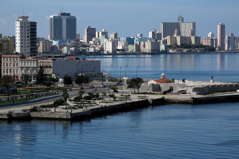 Vista general de hoy, 23 de noviembre de 2009, de la ciudad de La Habana (Cuba) apreciada desde un lado de la bahía.