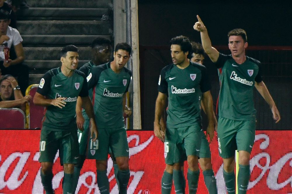 Los jugadores del Athletic de Bilbao, celebran el segundo gol del equipo bilbaino.