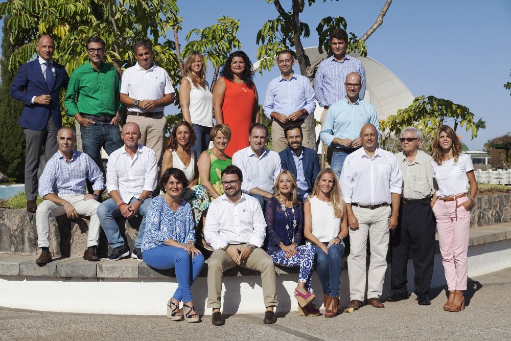 El presidente del Partido Popular de Canarias, Asier Antona (abajo, 2i) posa junto a los nuevos miembros de la dirección del partido en el archipiélago presentados hoy en Santa Cruz de Tenerife.