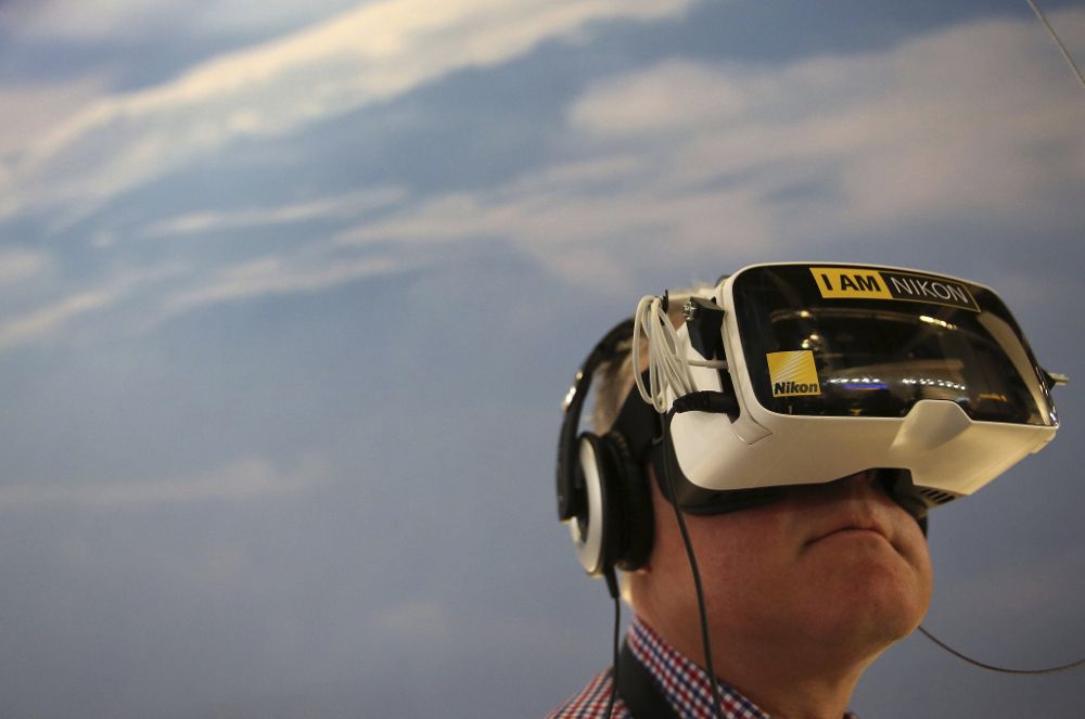 Un hombre prueba unas gafas de realidad virtual de Nikon.