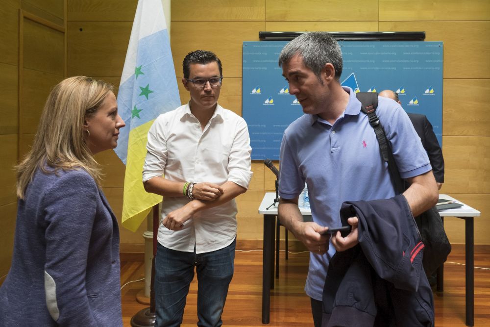 El presidente del ejecutivo regional, Fernando Clavijo (d), habla con Rosa Dávila, consejera de Hacienda y también miembro de la Comisión Ejecutiva Nacional de Coalición Canaria.