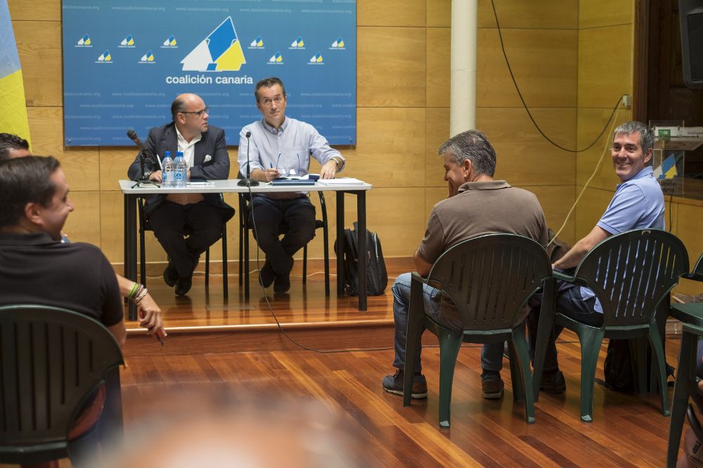 El presidente del ejecutivo regional, Fernando Clavijo (d), momentos antes de la reunión de la Comisión Ejecutiva Nacional de Coalición Canaria, el pasado sábado en Las Palmas.