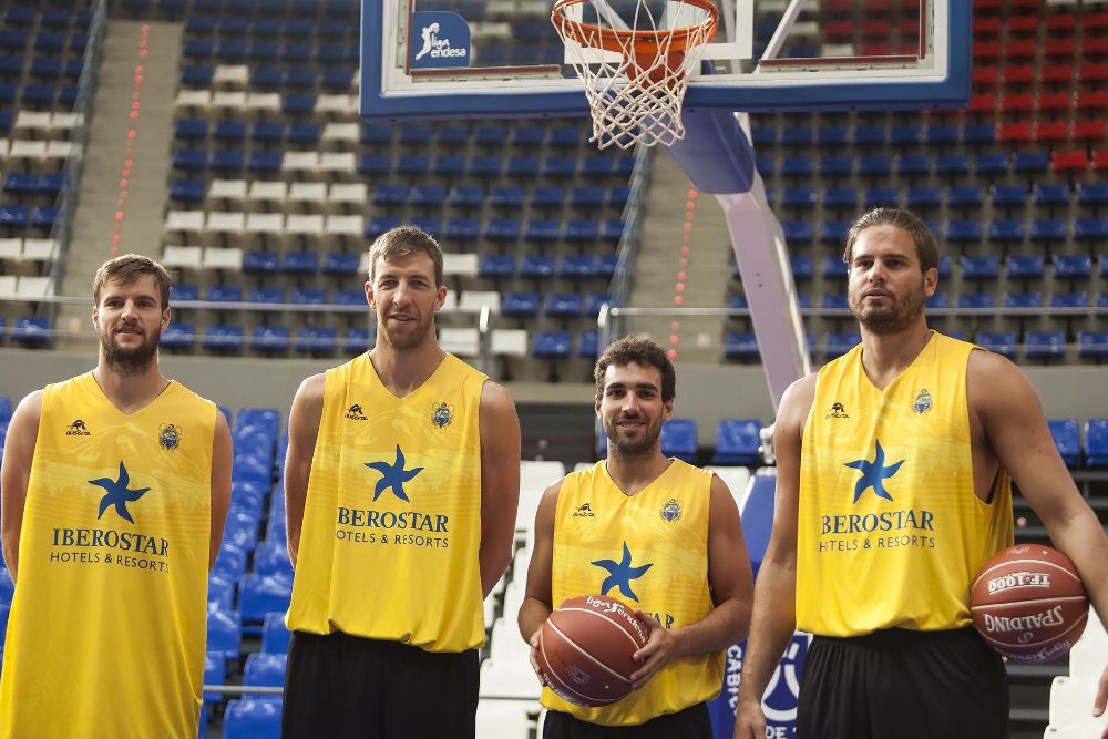 Las nuevas incorporaciones del Iberostar Tenerife de baloncesto, (de izquierda a derecha) Fran Vázquez, Aaron Doornekamp, Ferrán Bassas y Geórgicos Bogris.