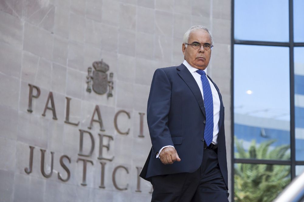 El expresidente de CajaCanarias, Álvaro Arvelo, tras testificar en el "caso de Las Teresitas" que celebra una nueva sesión en la Audiencia de Santa Cruz de Tenerife.