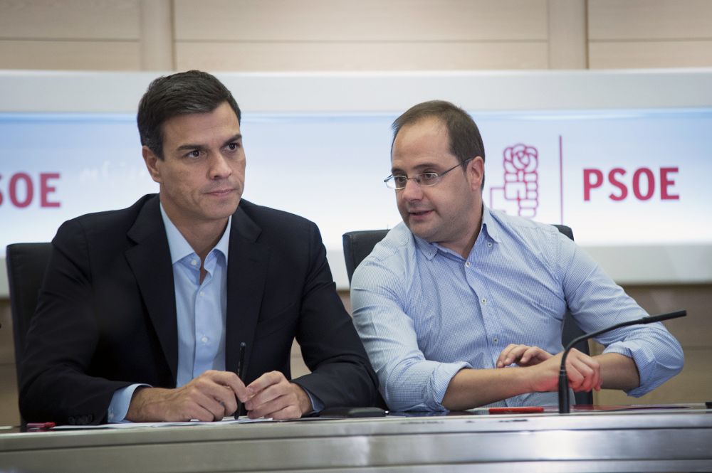 El secretario general del PSOE, Pedro Sánchez (i), y el secretario de Organización, César Luna.