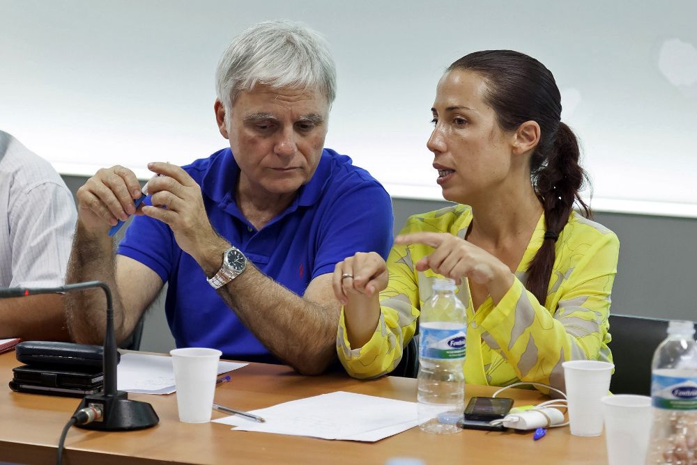 El secretario general de los socialistas canarios, José Miguel Pérez (i), y la vicepresidenta de Canarias, Patricia Hernández (d).