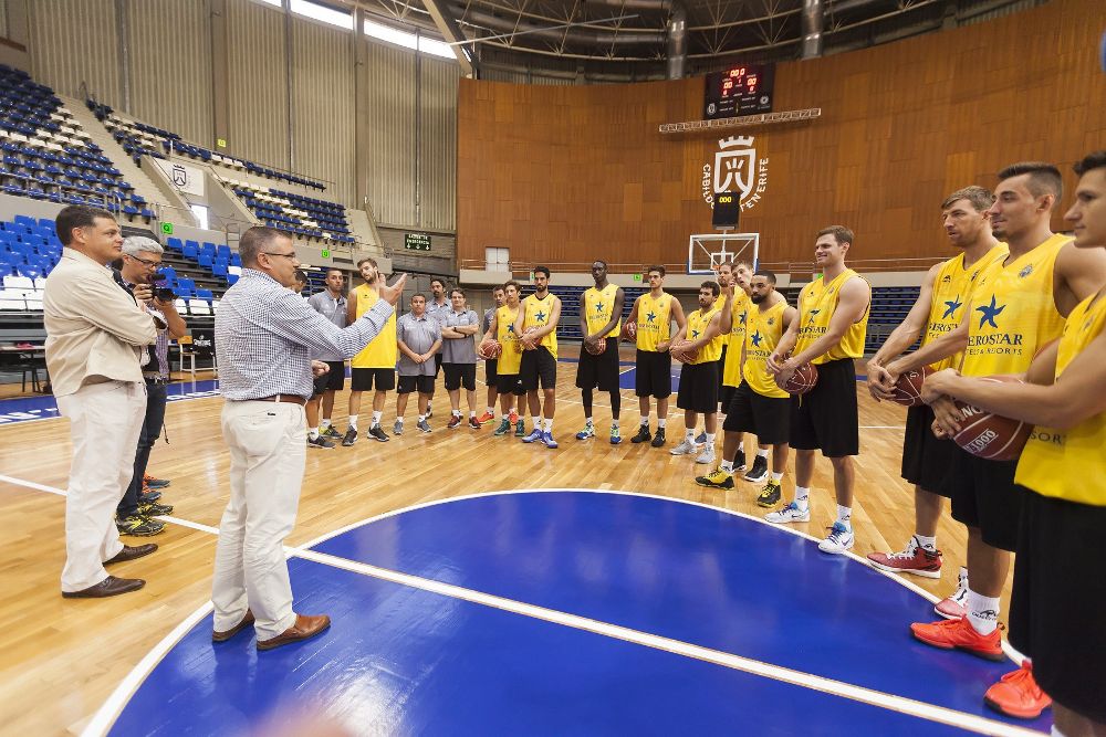 El presidente del Iberostar Tenerife de baloncesto, Félix Hernández (2i), se dirige a los jugadores.