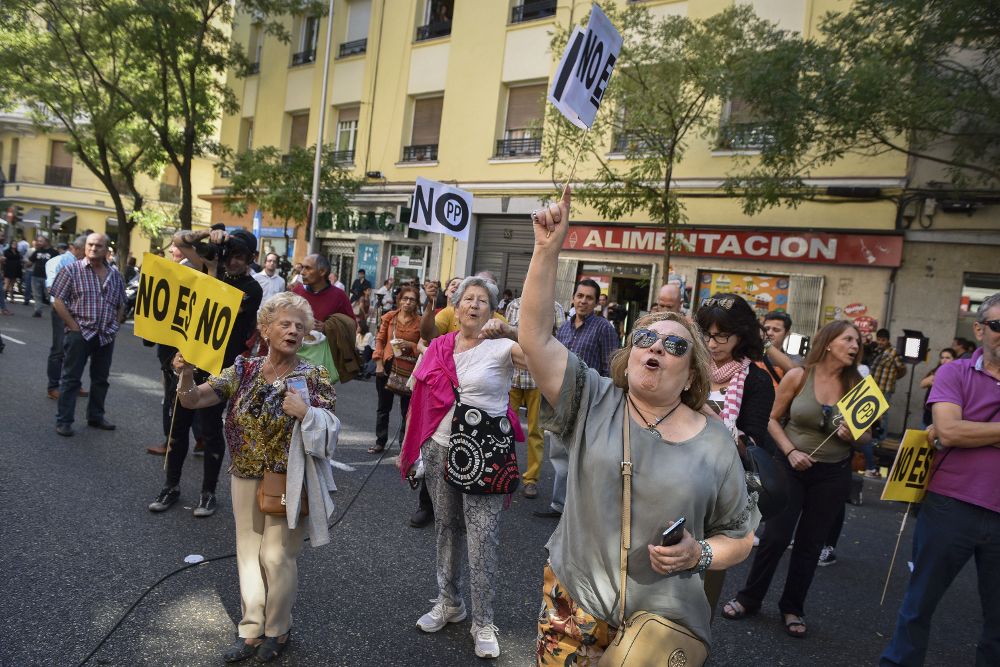 Simpatizantes del PSOE a las puertas de la sede en la madrileña calle Ferraz, donde hoy se celebra la reunión del Comité Federal.