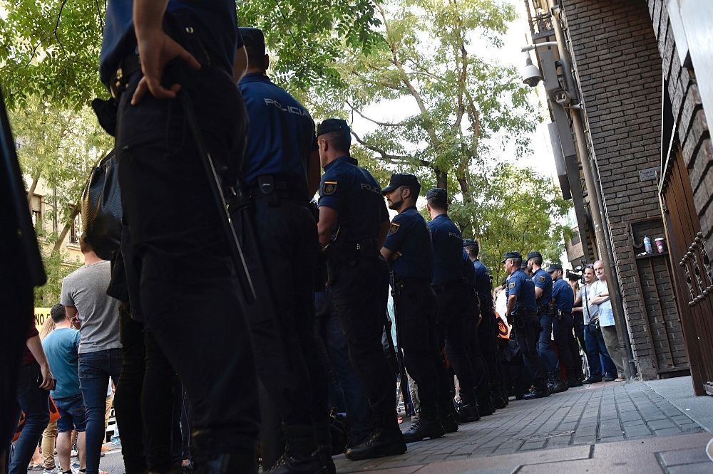 Efectivos policiales a las puertas de la sede en la madrileña calle Ferraz.