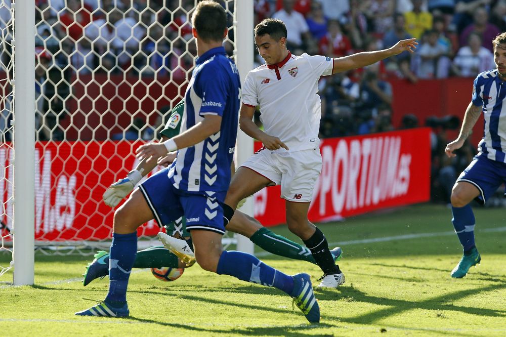 El delantero francés del Sevilla Wissam Ben Yedder (c), marca su segundo gol, el de la victoria ante el Alavés.