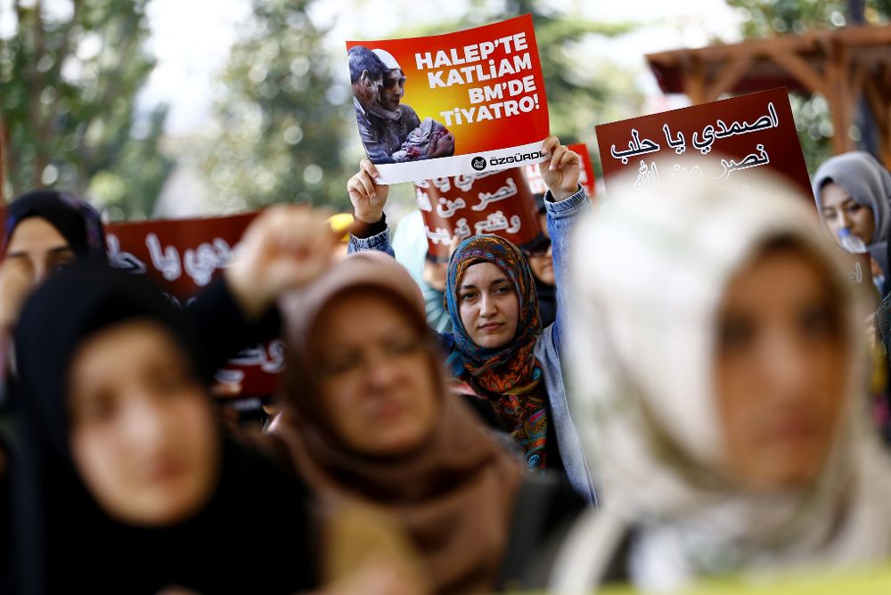 Mujeres musulmanas portan pancartas donde se lee "Masacre en Alepo, teatro en Naciones Unidas' durante una protesta contra Rusia tras las oraciones del viernes, en la mezquita de Fatih en Estambul.