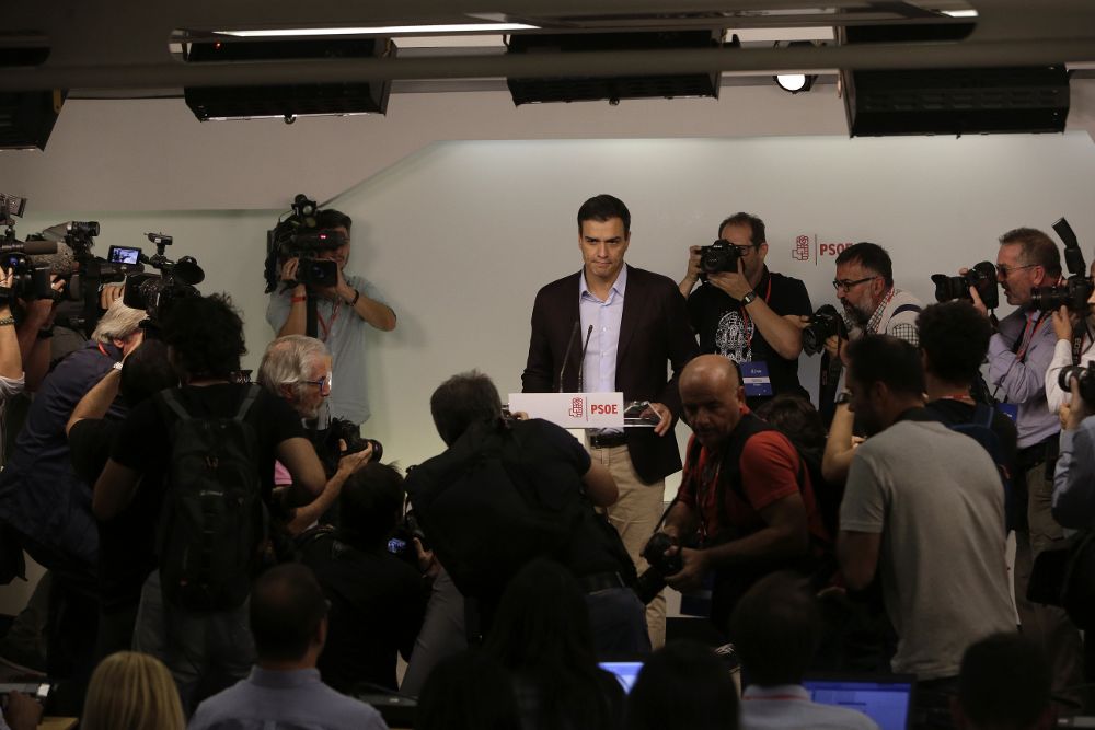 El secretario general del PSOE, Pedro Sánchez, durante la rueda de prensa en la que ha anunciado su dimisión hoy, sábado.