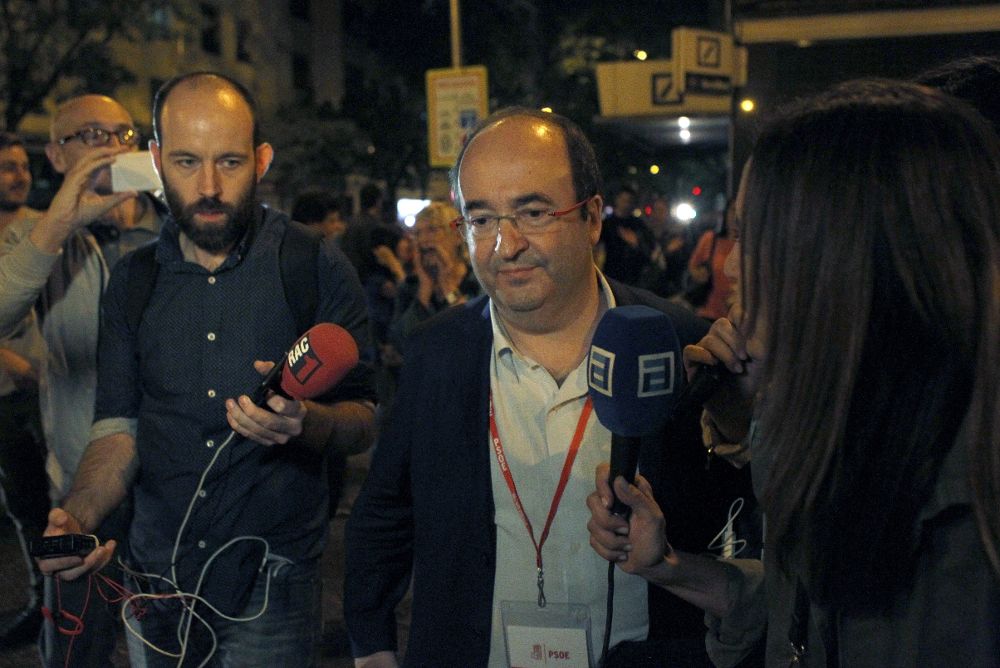 El primer secretario del PSC, Miquel Iceta (c), a su salida de la sede de Ferraz, en Madrid, tras la dimisión del secretario general del PSOE.