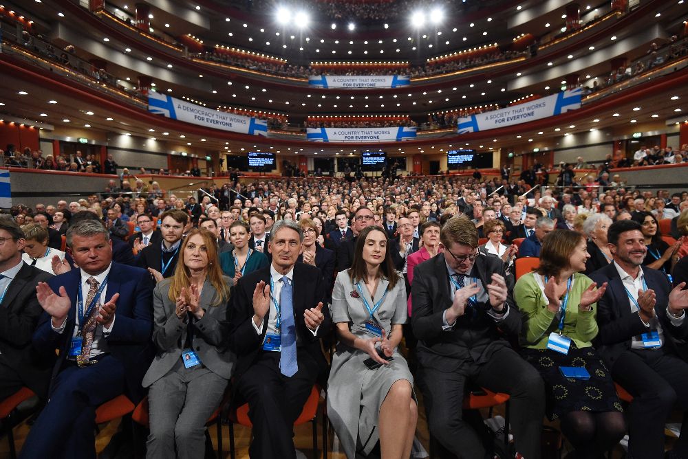 Philip Hammond (3º izq.) aplaude a la líder de su partido, Theresa May, durante un discurso de esta en la convención de los conservadores celebrada en Birmingham.