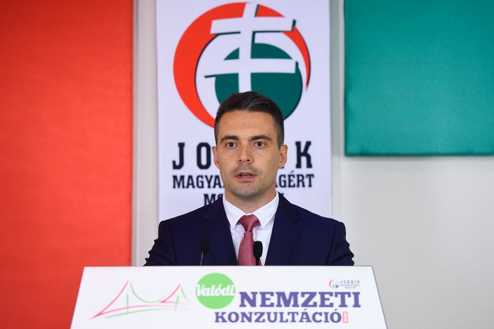 El presidente del partido opositor Jobbik ofrece una rueda de prensa después de conocerse los resultados del referéndum.