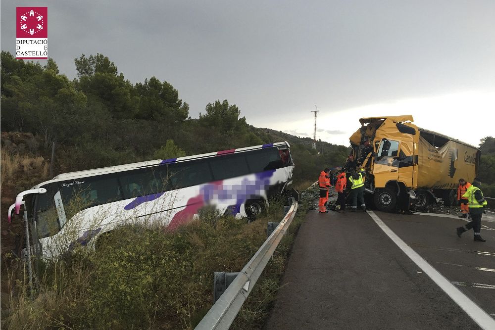 Accidente con 12 heridos por la colisión entre un camión y un autobús ocurrida en la autopista AP-7, en el término de Benicàssim (Castellón), el pasado 23 de septiembre.