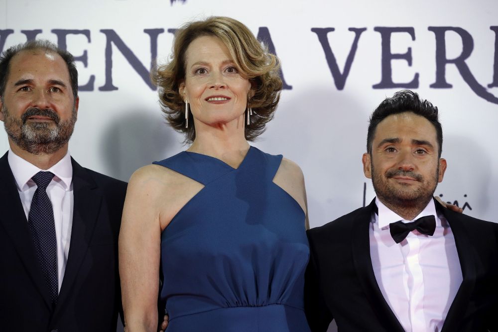 El director Juan Antonio Bayona (d), la actriz Sigourney Weaver y el productor Álvaro Agustín a su llegada al estreno, en el Teatro Real, en Madrid, de la película.