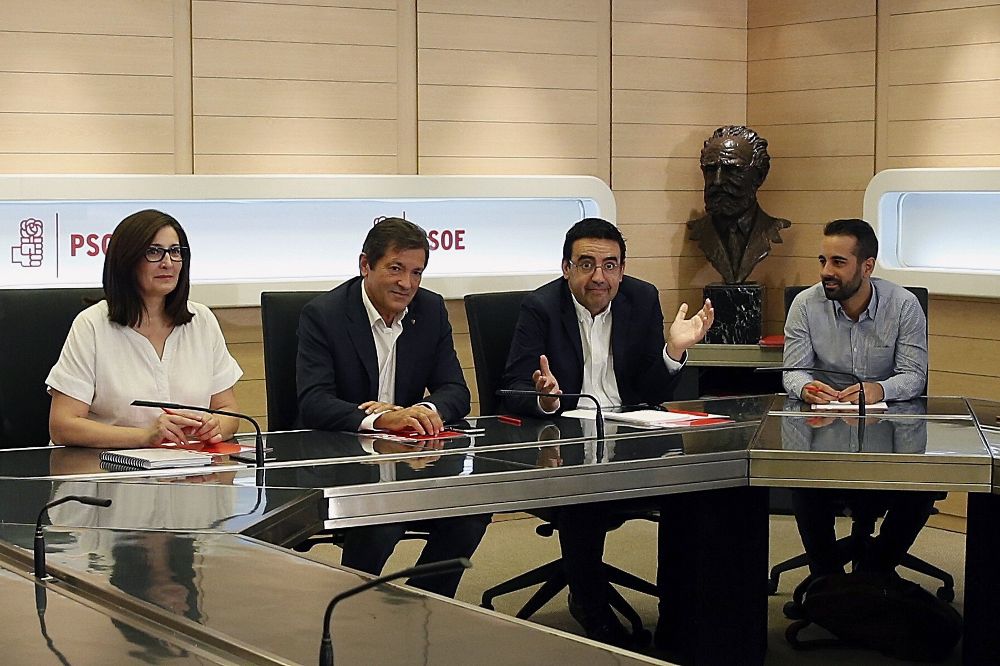 La gestora que dirige el PSOE tras la dimisión de Pedro Sánchez como secretario general ha mantenido hoy en Ferraz su primera reunión de trabajo.