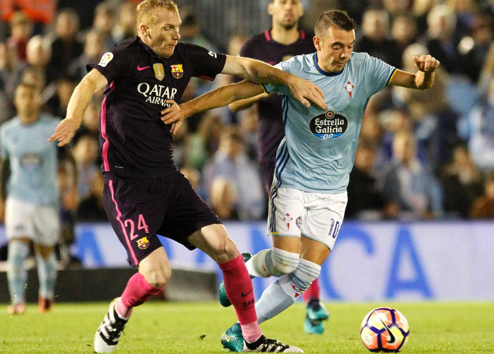 El defensa del FC Barcelona Mathieu (i) pelea un balón con Iago Aspas, del Celta, durante el partido de Liga en Primera División disputado en el estadio de Balaídos, en Vigo.