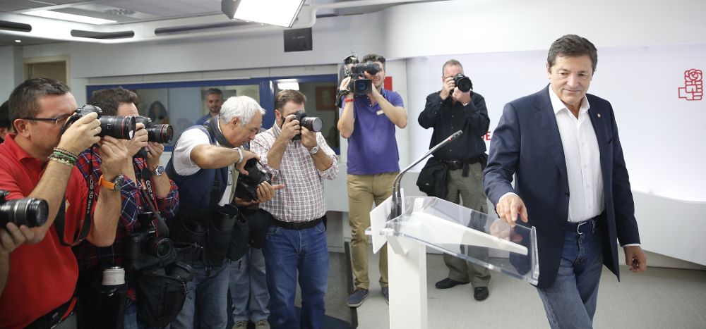 El secretario general de la FSA y jefe del Ejecutivo asturiano, Javier Fernández, llega a la rueda de prensa que ha ofrecido hoy.