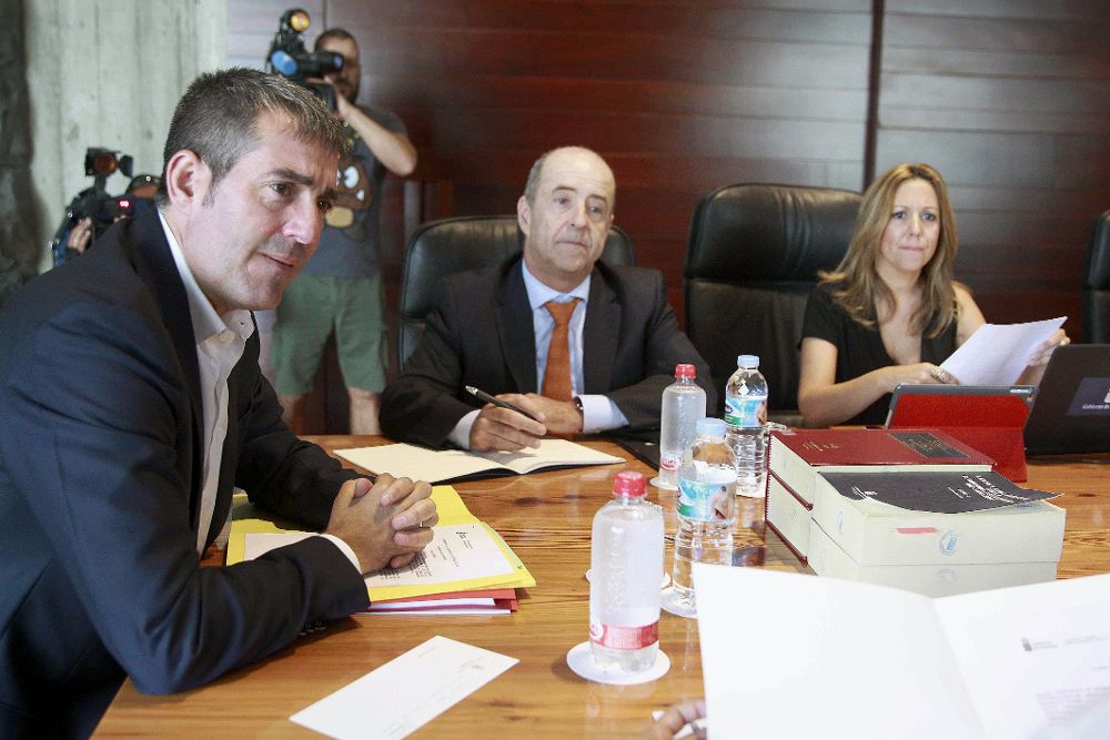 El presidente del gobierno de Canarias, Fernando Clavijo (iz), durante la reunión del Consejo de Gobierno. Al fondo, Rosa Dávila.