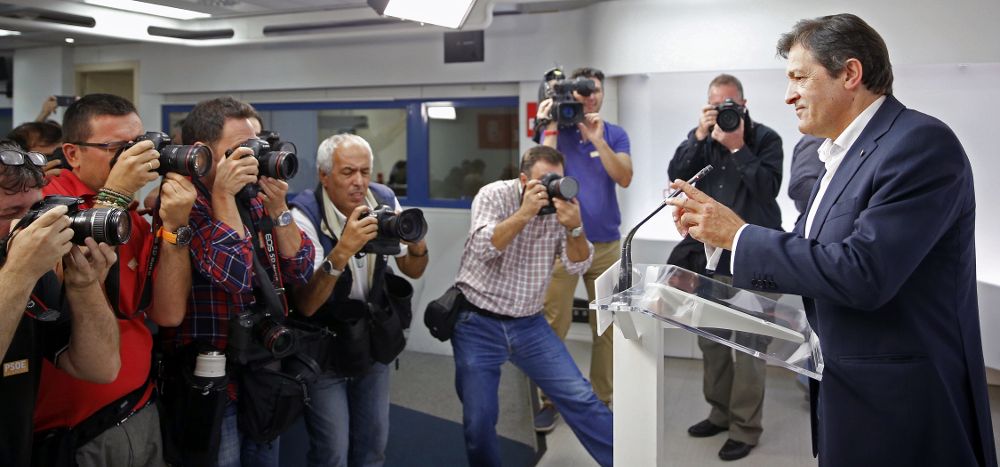 Javier Fernández, durante la rueda de prensa que ha ofrecido hoy en la sede socialista de la calle Ferraz tras presidir la primera reunión de la gestora que dirige el PSOE.