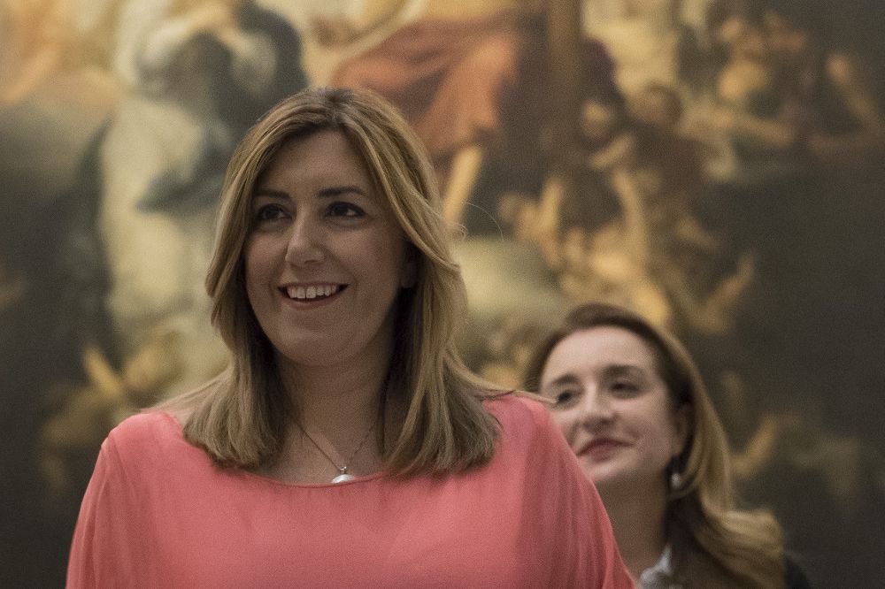 La presidenta andaluza, Susana Díaz, durante la visita realizada hoy al cuadro de "El Jubileo de la Porcíuncula", de Murillo, en el Museo de Bellas Artes de Sevilla.