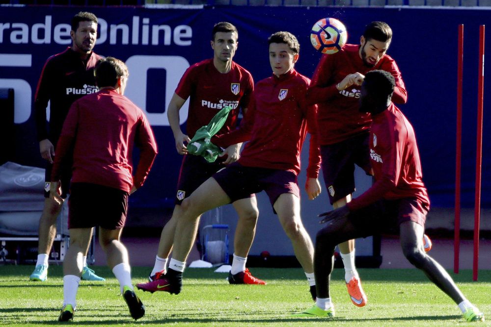 Los jugadores del Atlético de Madrid, durante un entrenamiento en el Vicente Calderón.