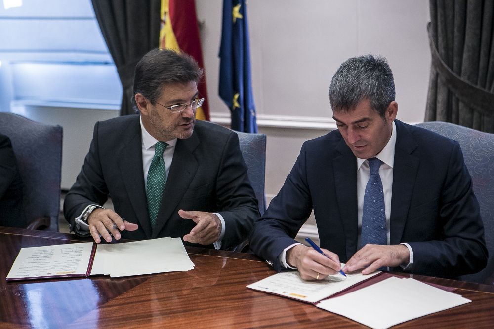 El ministro de Fomento en funciones, Rafael Catalá (iz), y el presidente de Canarias, Fernando Clavijo, durante la firma del convenio.