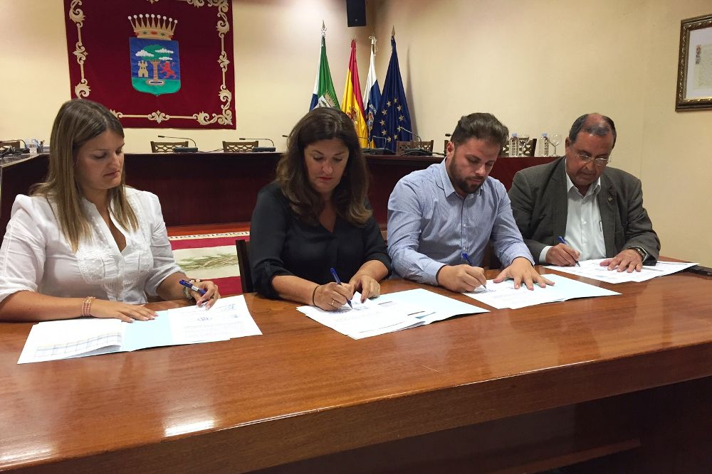 Los alcaldes y la presidenta del Cabildo firman los acuerdos.