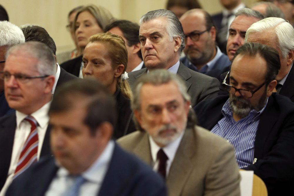 Luis Bárcenas (c, arriba), junto a Francisco Correa (d, abajo), presunto cabecilla de la trama Gürtel, Pablo Crespo (i), exsecretario de Organización del PP de Galicia y supuesto número dos de la trama, durante el juicio.
