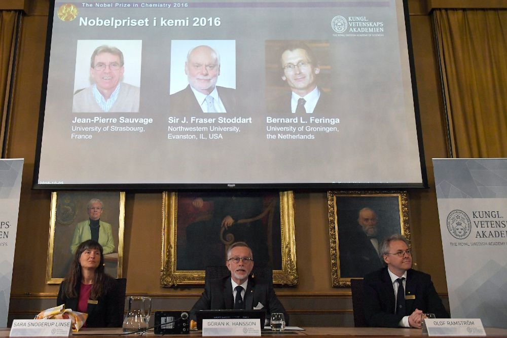 Las fotos de Jean-Pierre Savage (izda-dcha, arriba), el británico J. Fraser Stoddart y el holandés Bernard L. Feringa proyectadas sobre una pantalla durante el anuncio por parte de los académicos suecos del Premio Nobel de Química 2016.