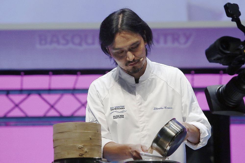 El chef japonés Shinobu Namae, durante su intervención en la XVIII edición de San Sebastián Gastronomika.
