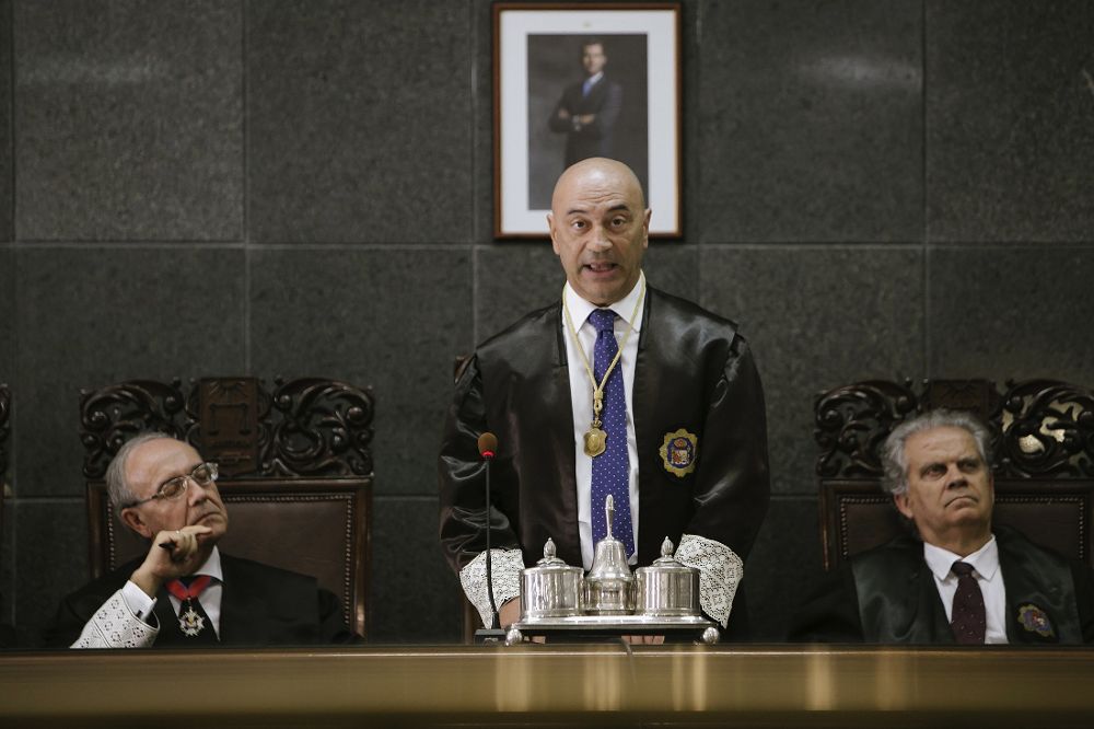 El presidente del Tribunal Superior de Justicia de Canarias (TSJC), Antonio Doreste (c), durante su intervención en el acto oficial de apertura del año judicial en el archipiélago.