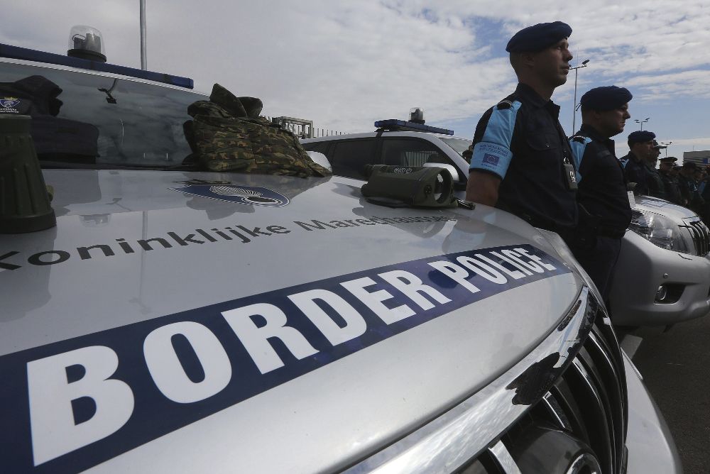 Policías de frontera durante la puesta en marcha oficial de la nueva Agencia Europea de Guardia de Fronteras y Costas en el puesto de control de Kapitan Andreevo, a unos 350 kilómetros de Sofía (Bulgaria).
