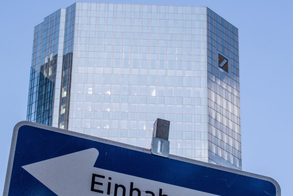 Una señal de tráfico delante de la sede central del Deutsche Bank, en Frankfurt, Alemania.