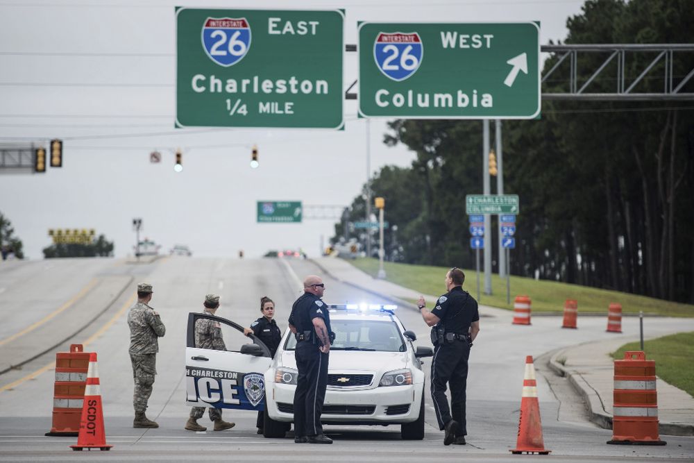 La policía mantiene la ruta de evacuación vacía en caso de emergencia durante los preparativos ante el huracán en Charleston, en Carolina del Sur, Estados Unidos.