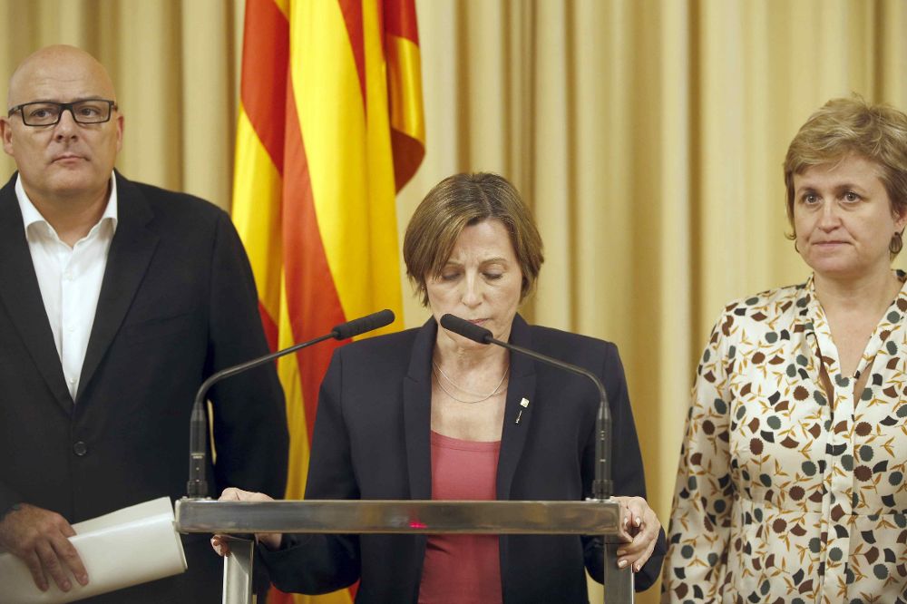 La presidenta del Parlamento catalán, Carme Forcadell (c), junto al vicepresidente primero y la secretaria primera.