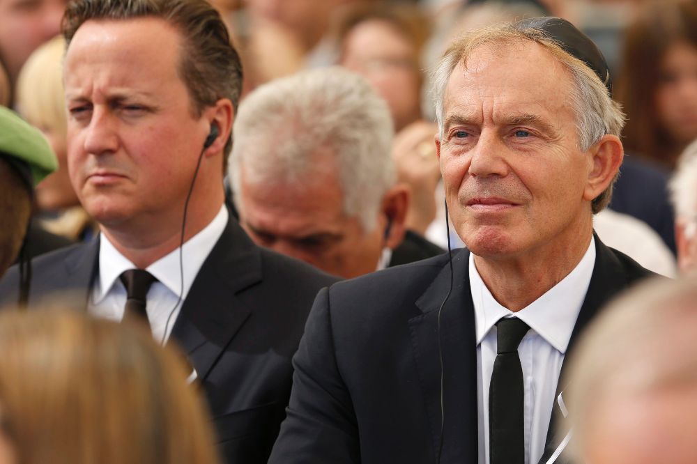 Blair (d) junto a Cameron en un funeral.