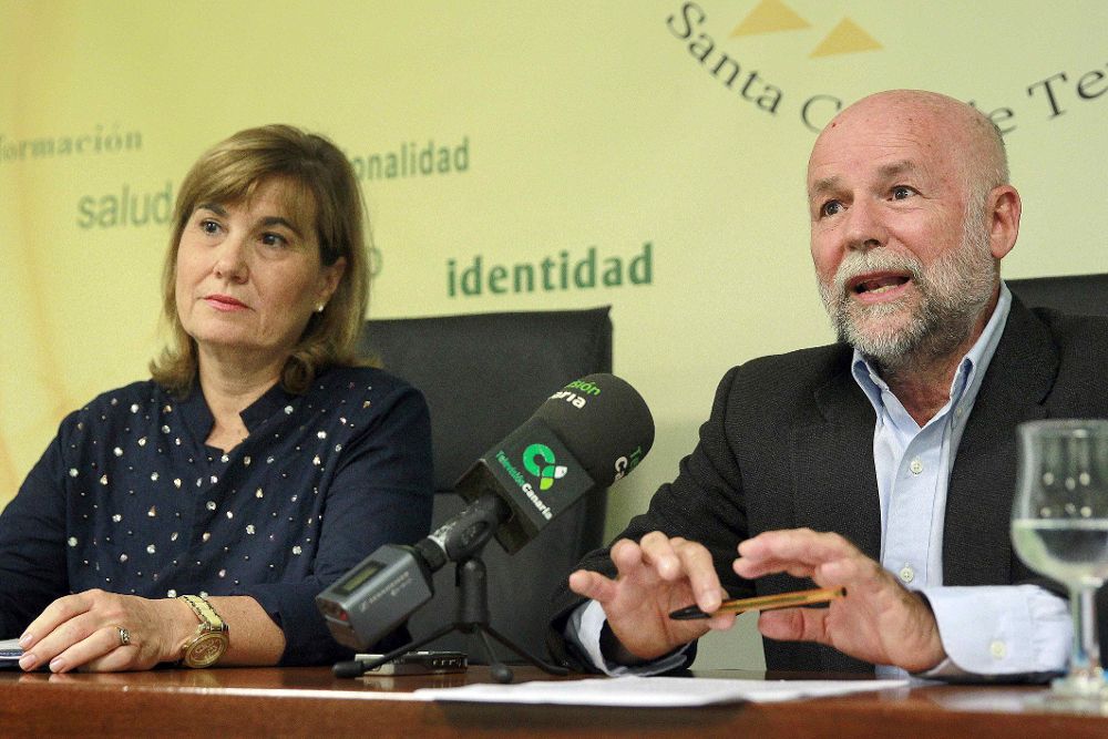 El presidente de la Sociedad Canaria de Pediatría, Luis Ortega, junto a la vicepresidenta, Carmen Rosa Rodríguez, durante la rueda de prensa que han ofrecido hoy.