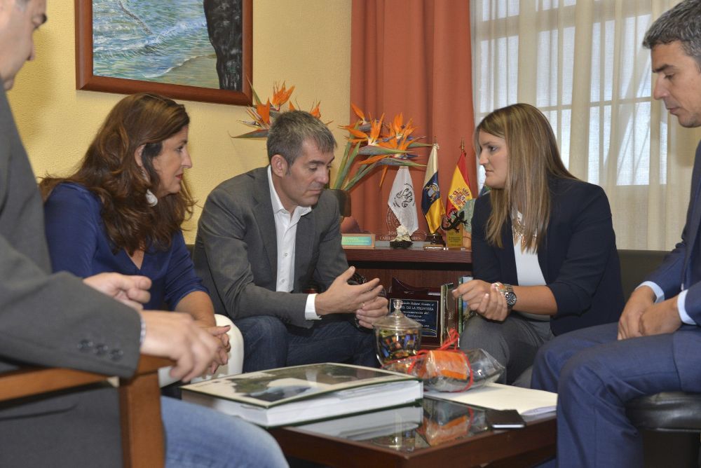 El presidente del Gobierno de Canarias, Fernando Clavijo (c), con la presidenta del Cabildo herreño y la alcaldesa de La Frontera, durante la visita institucional que ha realizado hoy a la isla.